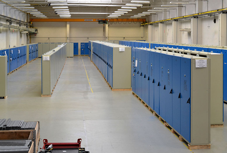 Hala s modrými elektrickými rozváděči připravenými k expedici